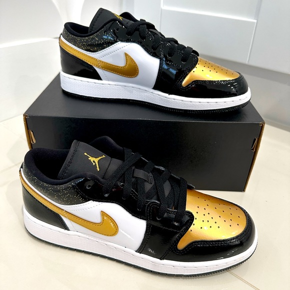 Jordan 1 Low SE- gold toe